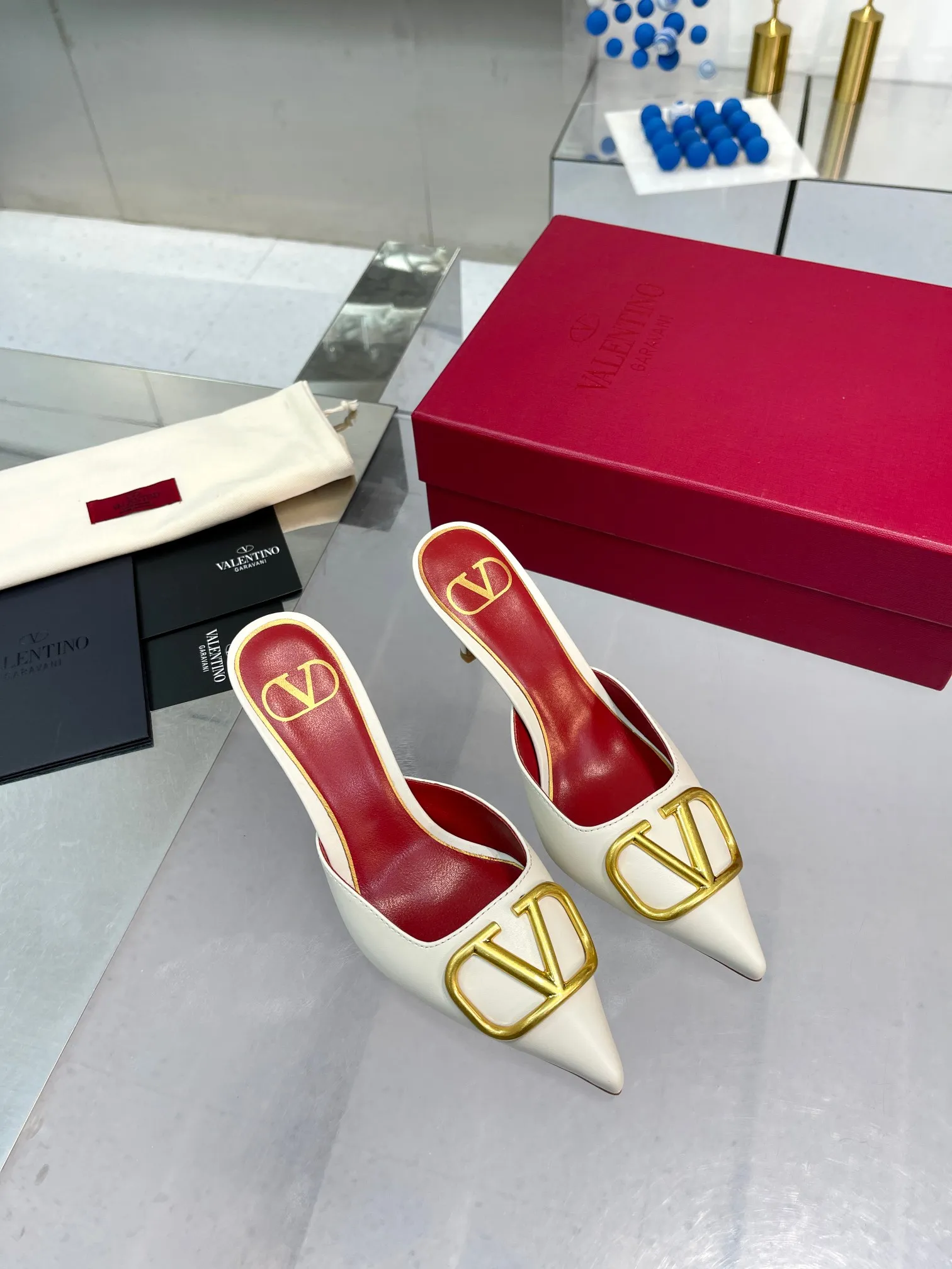 👟👟Ex-factory price 500👟👟 Valentino brand new cowhide half-drag version V-buckle classic sandals, brand new original upgrade, super comfortable on the feet, 😍 easy to put on and take off, super considerate! ✔️Imported cowhide for the uppers ✔️Mixed sheepskin for the inner lining ✔️Italian yellow cowhide outsole with clear texture and consistent with the counter ✔️Code number 35-40 (34 41 42 can be customized and non-returnable) Heel height 7.5
